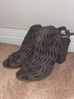 Womens Gray Cutout Block Heel Sandals